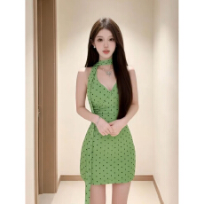 批发法式复古高级感绿色波点连衣<b class='q'>裙子</b>女2026新款夏季修身挂脖包臀短裙