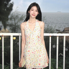 批发海边度假挂脖吊带<b class='q'>碎花</b>连衣裙子女夏季2026新款法式小个子掐腰<b class='q'>短裙</b>