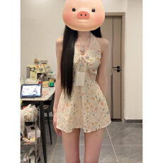 批发海边度假挂脖吊带<b class='q'>碎花</b>连衣裙子女夏季2026新款法式小个子掐腰<b class='q'>短裙</b>