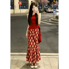 批发明媚多巴胺穿搭红色套装<b class='q'>连衣</b>裙子女夏季2026新款独特漂亮格纹<b class='q'>长裙</b>