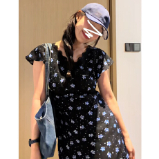 小飞袖碎花连衣裙子女装2026新款夏季法式气质度假风收腰显瘦长裙