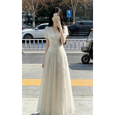 批发法式温柔气质绑带V领短袖<b class='q'>连衣裙</b>子2026新款夏季度假超仙显瘦穿搭