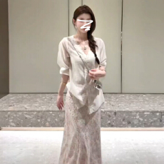 批发法式温柔氛围感出片漂亮<b class='q'>连衣裙</b>子早秋季新款V领<b class='q'>衬衫</b>碎花裙子套装