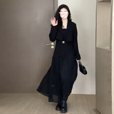 批发法式赫本风黑色西装吊带<b class='q'>连衣裙</b>子女2026新款秋冬穿搭一整套装长裙