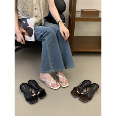 批发JIAMANNI坡跟拖鞋女2026外穿<b class='q'>夏</b>季新款法式时尚方头金属套趾凉拖鞋