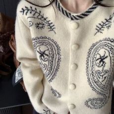 批发简约复古圆领单排扣宽松小花图案短款时尚百搭长袖绣花毛衣外穿