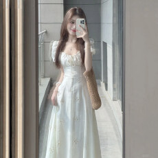 批发夏日法式减龄温柔风泡泡袖系带方领连衣裙<b class='q'>女</b>镂空设计感长裙子