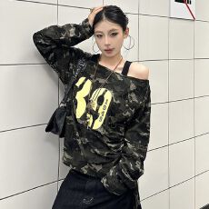 批发迷彩布 美式<b class='q'>街头</b>斜领收腰长袖T恤女春秋款露肩上衣 2026冬季新款