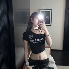 批发<b class='q'>韩</b>系复古性感黑色斜肩挂脖短袖T恤女辣妹<b class='q'>风</b>修身显瘦哥特字母印
