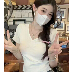 批发设计感小众木耳边V领短袖t恤女<b class='q'>夏</b>季韩版百搭甜辣短款上衣女