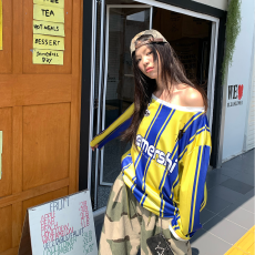 已发货 美式字母印花拼色斜肩长袖球衣女辣妹露肩显瘦多巴胺上衣