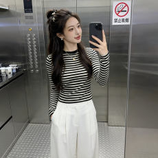 批发2026别致绝美短款条纹正肩长袖t恤女春秋气质内搭打底衫减龄上衣