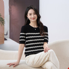 批发2026新款妈妈圆领冰丝小衫中年女夏装洋气短袖T恤<b class='q'>中老年</b>条纹上衣