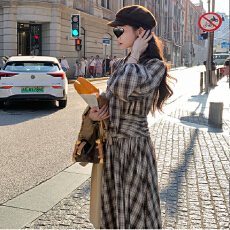 批发咖色格纹长袖<b class='q'>连衣裙</b>女秋季优雅气质<b class='q'>蝴蝶结</b>系带显瘦休闲度假长裙