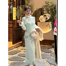 批发2025年<b class='q'>冬</b>季款国风新中式加厚加厚花毛毛袖口长袖连衣裙民国风旗袍