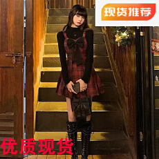 批发圣诞红色格子吊带连衣<b class='q'>裙</b>韩系一整套深冬穿搭氛围感小香风礼服套装
