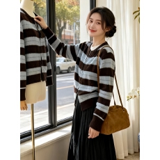 批发蓝棕色<b class='q'>条纹</b>修身设计感毛衣<b class='q'>针织衫</b>女冬季新款绝美巨好看高级感上衣