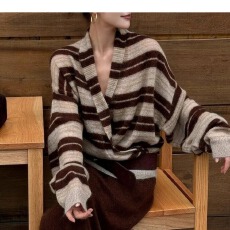 批发2025秋季气质高级感大女主气场巨好看咖色条纹<b class='q'>针织</b><b class='q'>上衣</b>半身裙套装