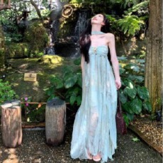 一颗甜桃yikett清酒仲夏间夏季抹胸度假风碎花连衣裙女连身裙