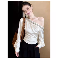 批发法式气质斜肩露肩醋酸缎面<b class='q'>衬衫</b>女设计感小众修身绝美长袖<b class='q'>上衣</b>秋冬