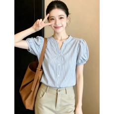 批发蓝色条纹V领短袖衬衫女款2026新款夏季小衫独特超好看泡泡袖上衣