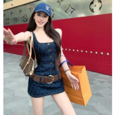 批发灰尘邓邓 <b class='q'>牛仔</b>吊带连衣裙女2026夏季新款辣妹背心裙<b class='q'>包臀裙</b>裙子