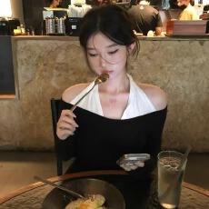 sheepland白茶黑巧 假两件一字肩长袖t恤女秋冬修身显瘦打底上衣