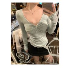 批发板栗可可12.8/20点'软糯奶霜'设计感扭结<b class='q'>V领</b>长袖纯欲磨毛打底女冬