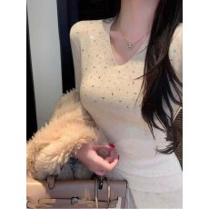 批发BANANA正版2025新款白色V领镶钻长袖针织衫女修身<b class='q'>打底衫</b>上衣6051