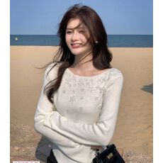 批发梅子熟了法式修身显瘦花朵钉珠喇叭袖<b class='q'>针织衫</b>女新款温柔一字领上衣