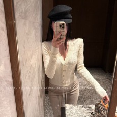 批发KIYOMI潮牌V领长袖<b class='q'>短款</b>银扣针织<b class='q'>开衫</b>肩章修身弹性毛衣外套上衣女