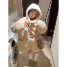 批发<b class='q'>韩版</b>学院风羊羔毛毛呢外套冬季新款女小众宽松保暖连帽大衣