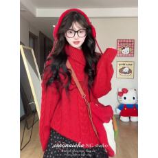 红色针织套头宽松长袖毛衣搭配碎花褶皱半身裙节日叠穿两件套