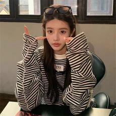 批发黑白条纹破洞圆领<b class='q'>长袖</b><b class='q'>T</b><b class='q'>恤</b>女秋季新款慵懒风<b class='q'>宽松</b>显瘦中长款上衣潮