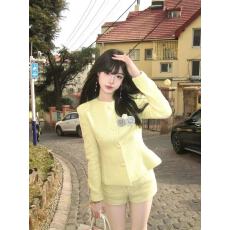 批发<b class='q'>套装</b>女2025秋冬新款富家千金感小香风收腰显瘦开衫外套<b class='q'>短裤</b>两件套