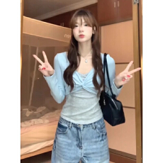 批发辣妹小众设计扭结v领撞色<b class='q'>条纹</b>假两件<b class='q'>长袖</b><b class='q'>T</b><b class='q'>恤</b>女春季款修身显瘦上衣