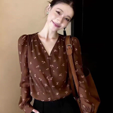 批发2026春季新款法式复古V领碎花<b class='q'>长袖</b><b class='q'>衬衫</b>女咖色高级感通勤气质上衣