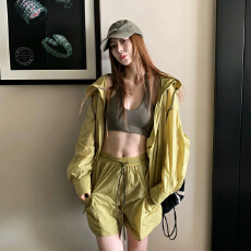 批发美式复古运动防晒<b class='q'>套装</b>女夏长袖连帽冲锋衣外套宽松休闲短裤两件套