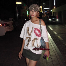 批发设计感嘴唇豹纹字母印花斜肩短袖<b class='q'>T</b><b class='q'>恤</b>女夏季宽松重磅纯棉新款上衣