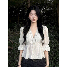 批发V领上衣女<b class='q'>春</b>夏收腰绑带中袖衬衫白色刺绣蕾丝喇叭袖