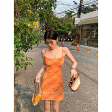 批发加州余晖 超显白橘调斜格纹<b class='q'>网纱</b>移动串珠弹力修身显瘦吊带<b class='q'>连衣裙</b>
