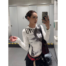 批发美式复古人物字母印花正肩长袖T恤女小众辣妹修身显瘦打底衫上衣