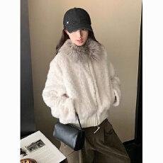 批发'暖冬咩咩'大毛领短款环保羊羔毛保暖外套女2026秋冬新款