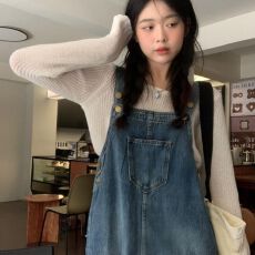 批发复古牛仔背带裙设计感2024夏新款韩版宽松吊带裙子女中长款连衣裙