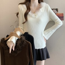 批发实拍2025年秋冬新款<b class='q'>大码</b><b class='q'>女装</b>喇叭袖V领订花毛绒领针织衫胖MM毛衣