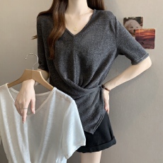 批发实拍2026年夏季新款<b class='q'>大码</b>女装短袖V领交叉纽扣T恤胖MM设计感上衣女