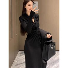 批发黑色设计感弧形深V时尚针织<b class='q'>长裙</b>显瘦修身高级感小众长袖连衣裙女