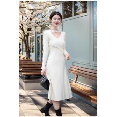 批发高贵气质挂脖针织连衣裙秋冬新款收腰修身配大衣打底毛衣a字长裙