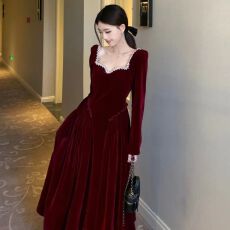 批发<b class='q'>大码</b>法式复古丝绒连衣裙女秋冬胖mm收腰显瘦设计感气质名媛小黑裙