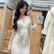 批发新年战袍绝美轻礼服<b class='q'>高端</b>轻奢小众御姐穿搭白色蕾丝方领长袖<b class='q'>连衣裙</b>